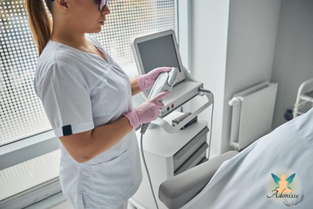 Esthéticienne qui tient une machine à lumière pulsée